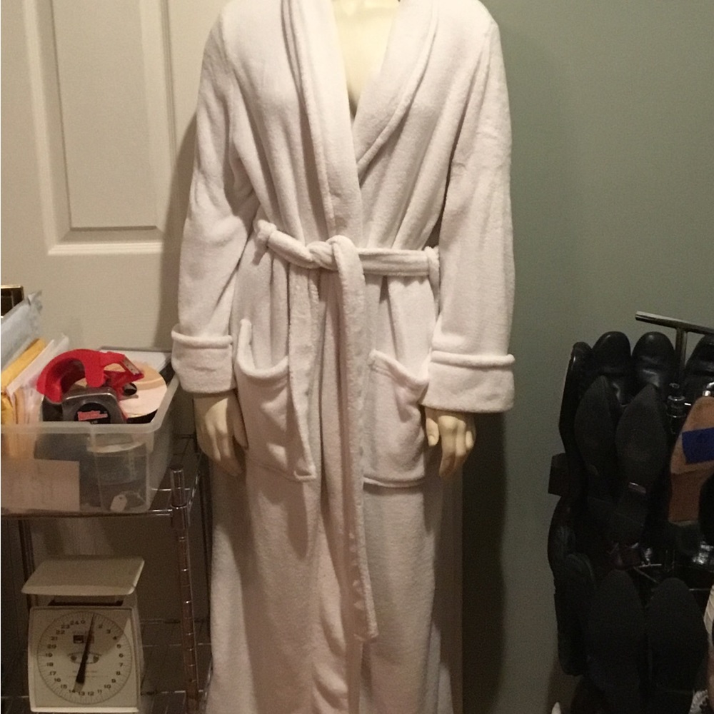 White Large Robe - Picture 10 of 13